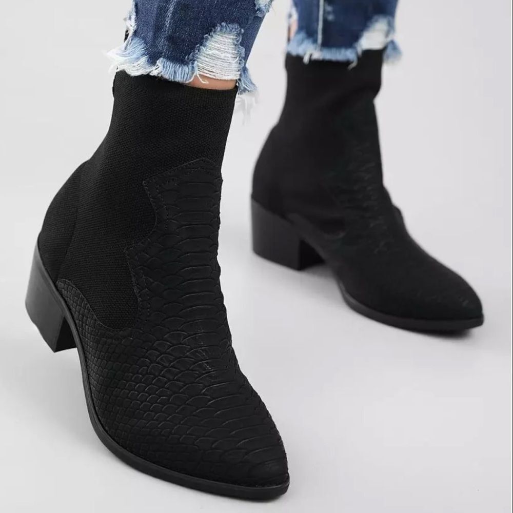 MIA black Textured Ankle Boot size 9.